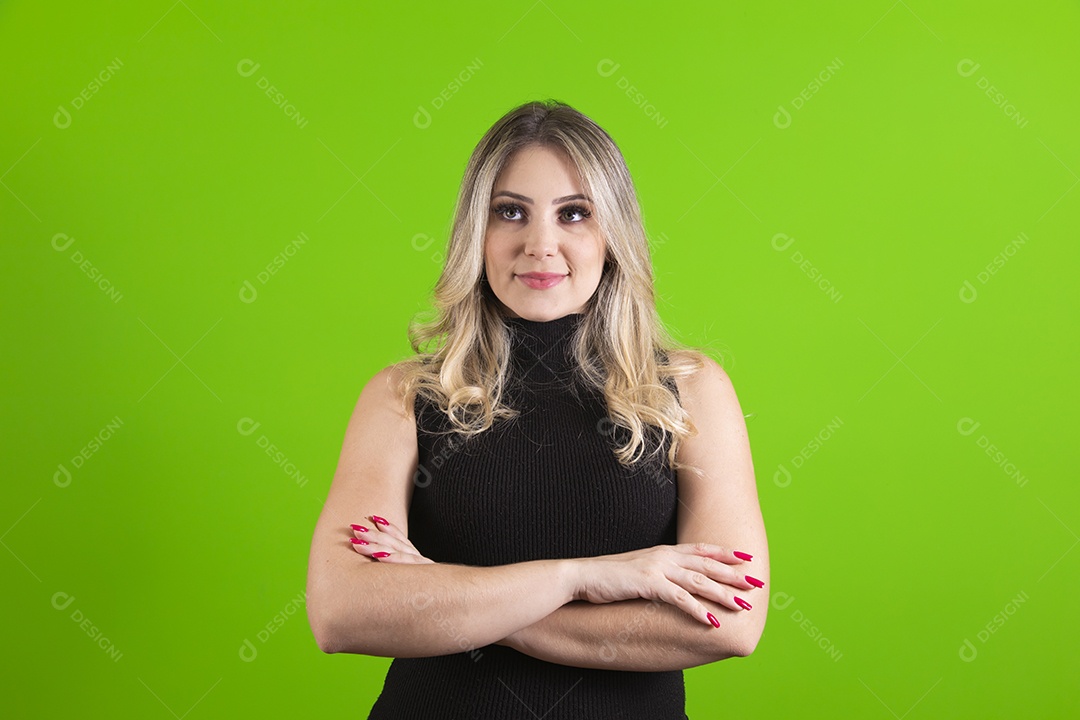 Linda mulher jovem loira bonita sobre fundo isolado