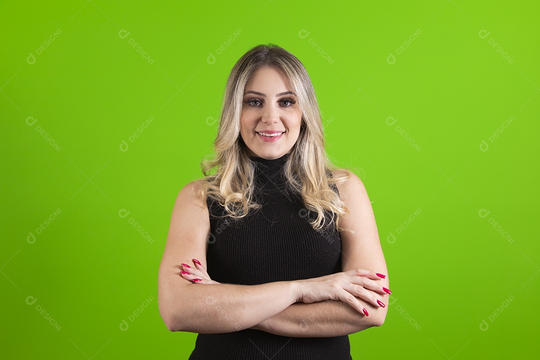 Linda mulher jovem loira bonita sobre fundo isolado