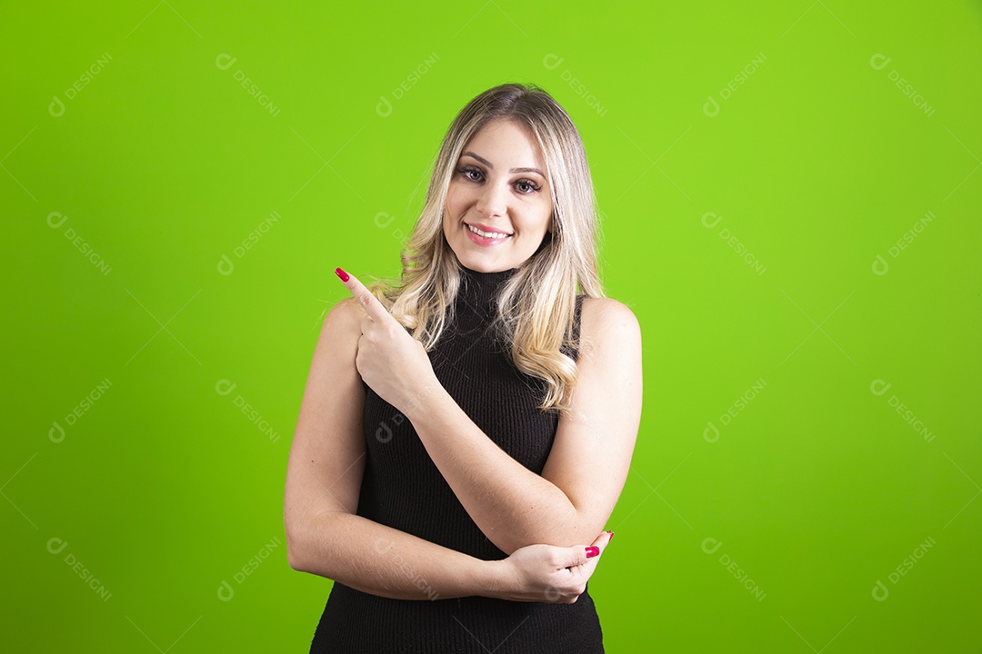 Linda mulher jovem loira bonita sobre fundo isolado