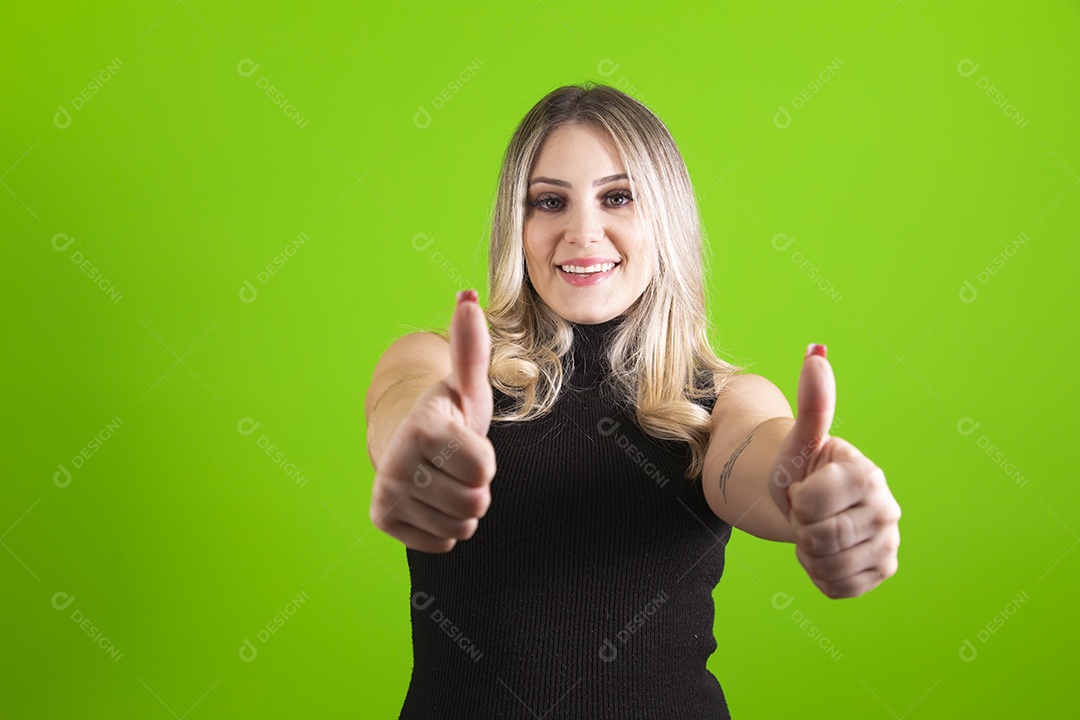 Linda mulher jovem loira bonita sobre fundo isolado