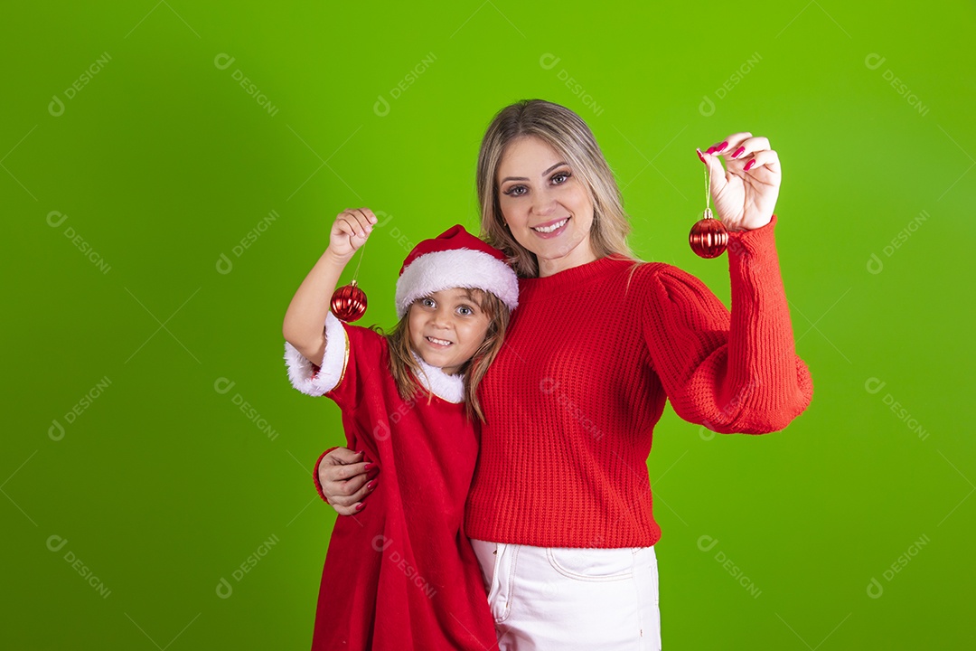 Mãe e sua filha celebrando Natal sobre fundo isolado