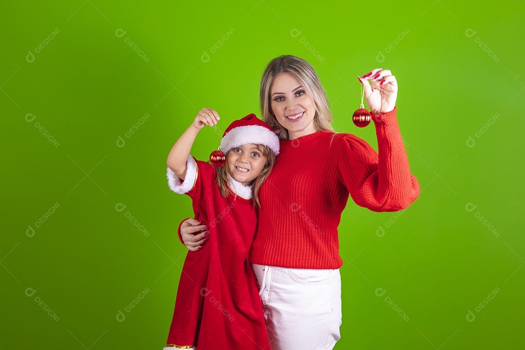 Mãe e sua filha celebrando Natal sobre fundo isolado