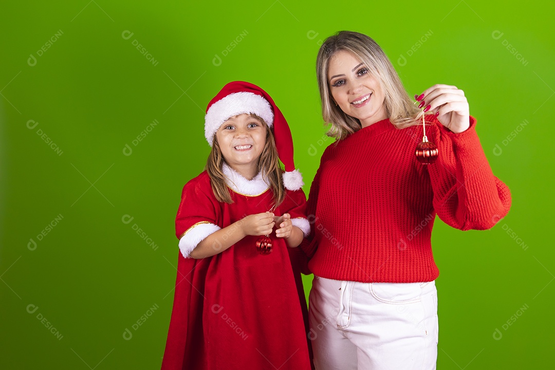 Mãe e sua filha celebrando Natal sobre fundo isolado
