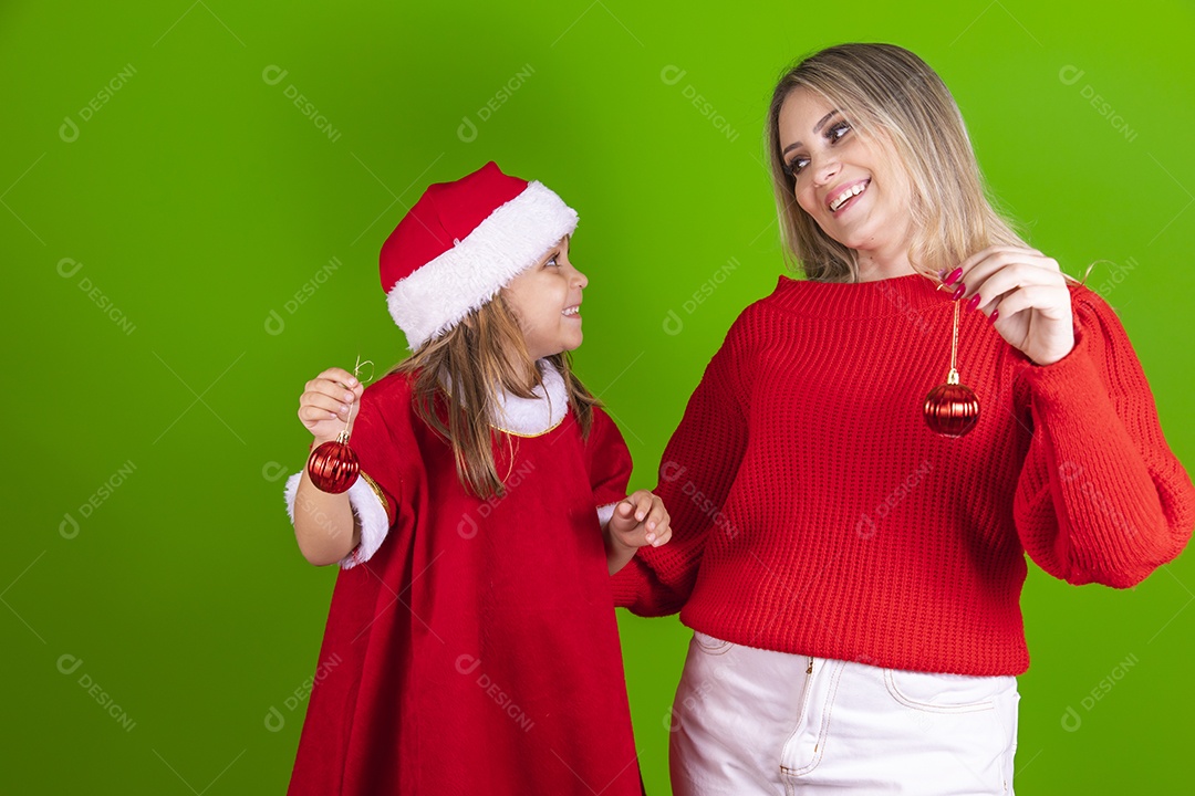 Mãe e sua filha celebrando Natal sobre fundo isolado