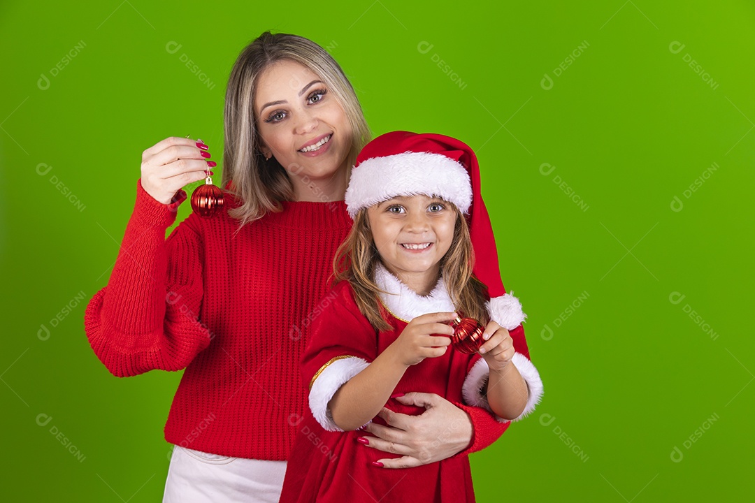 Mãe e sua filha celebrando Natal sobre fundo isolado