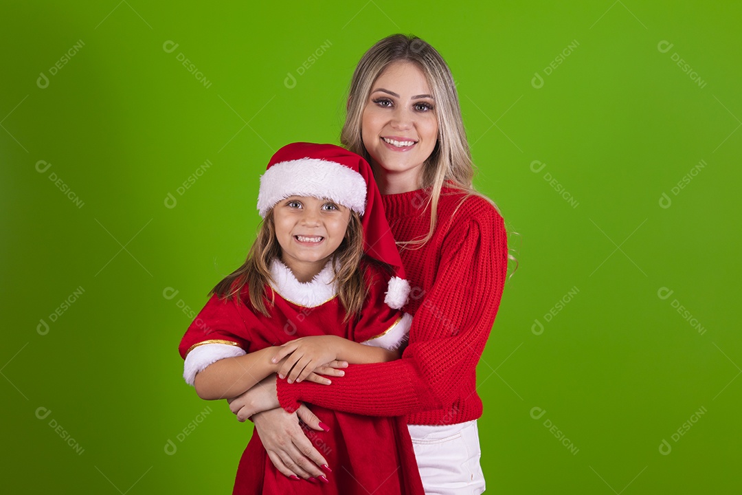 Mãe e sua filha celebrando Natal sobre fundo isolado