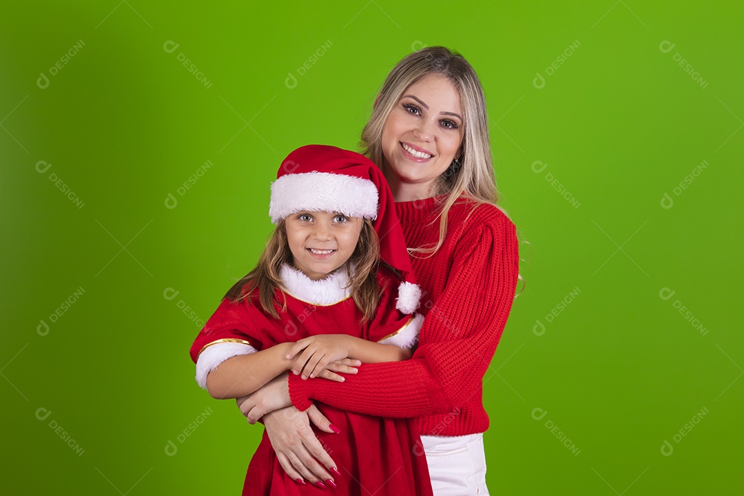 Mãe e sua filha celebrando Natal sobre fundo isolado