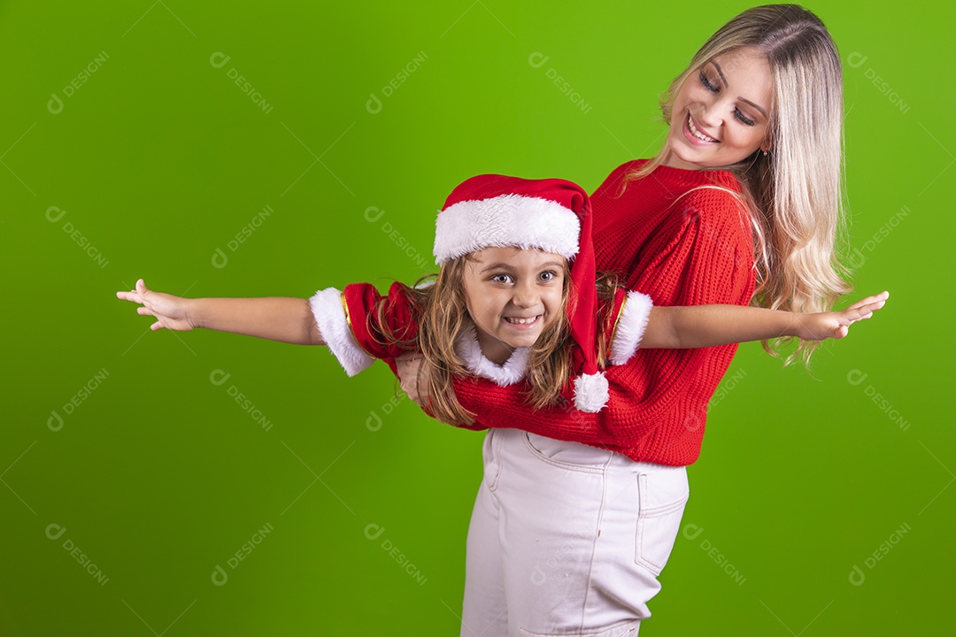 Mãe e sua filha celebrando Natal sobre fundo isolado