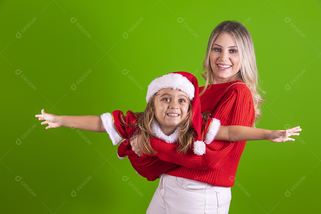 Mãe e sua filha celebrando Natal sobre fundo isolado