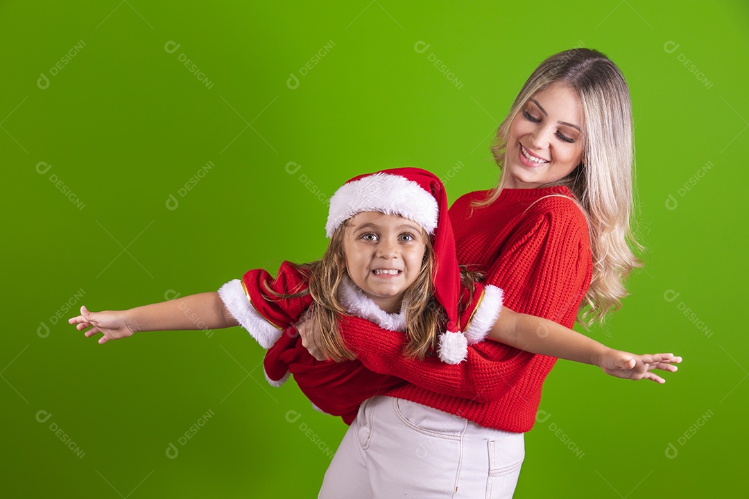 Mãe e sua filha celebrando Natal sobre fundo isolado
