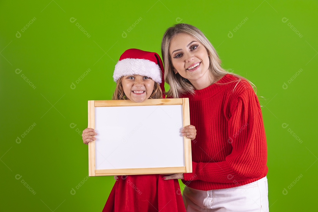 Mãe e sua filha celebrando Natal sobre fundo isolado