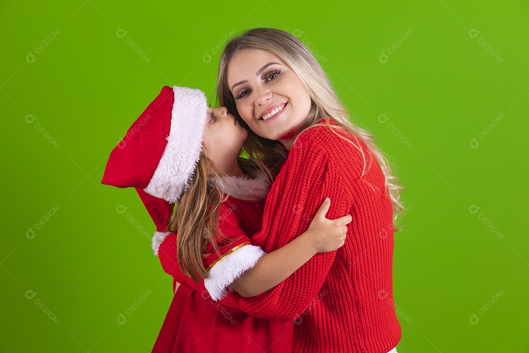 Mãe e sua filha celebrando Natal sobre fundo isolado
