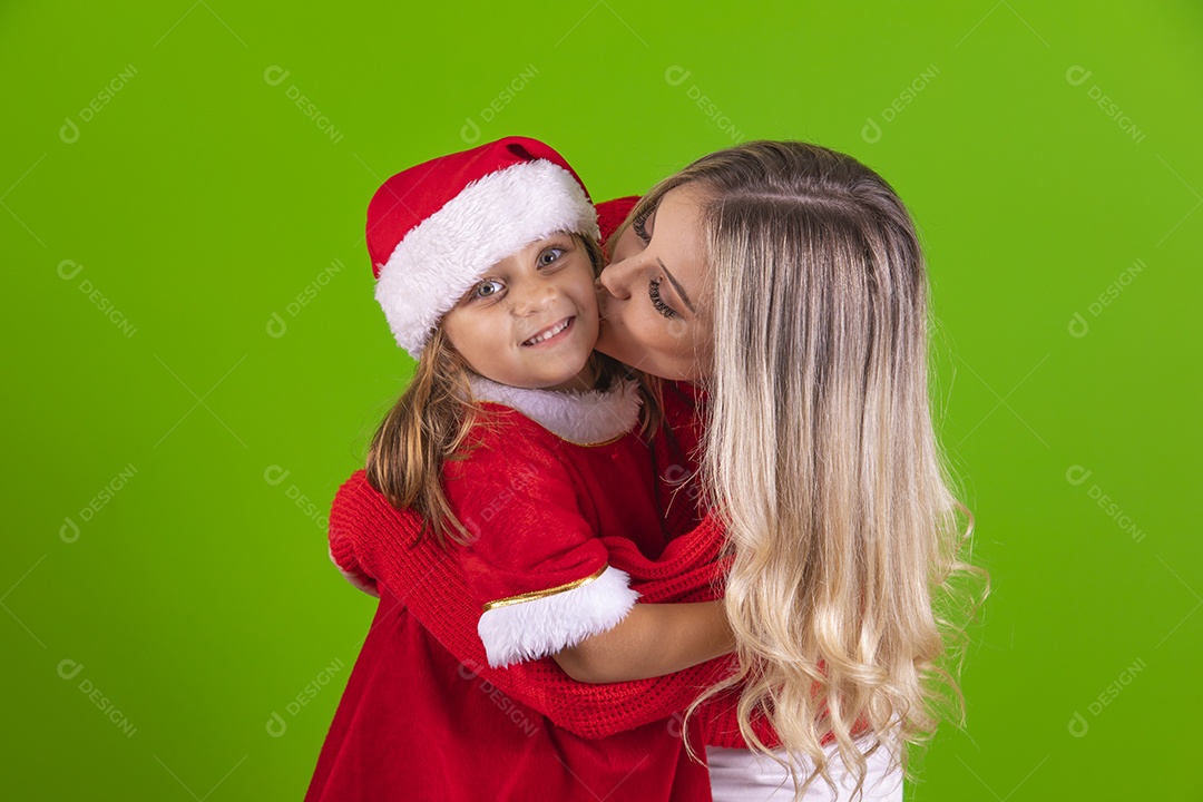 Mãe e sua filha celebrando Natal sobre fundo isolado