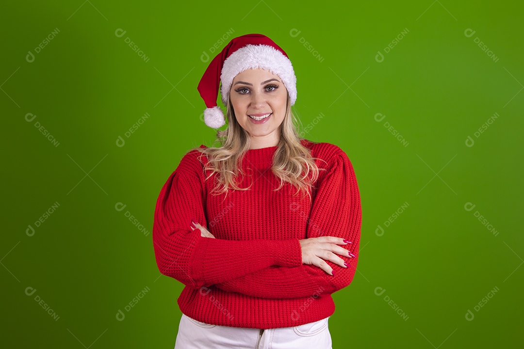 Linda mulher jovem Mamãe Noel usando touca do Papai Noel sobre fundo isolado