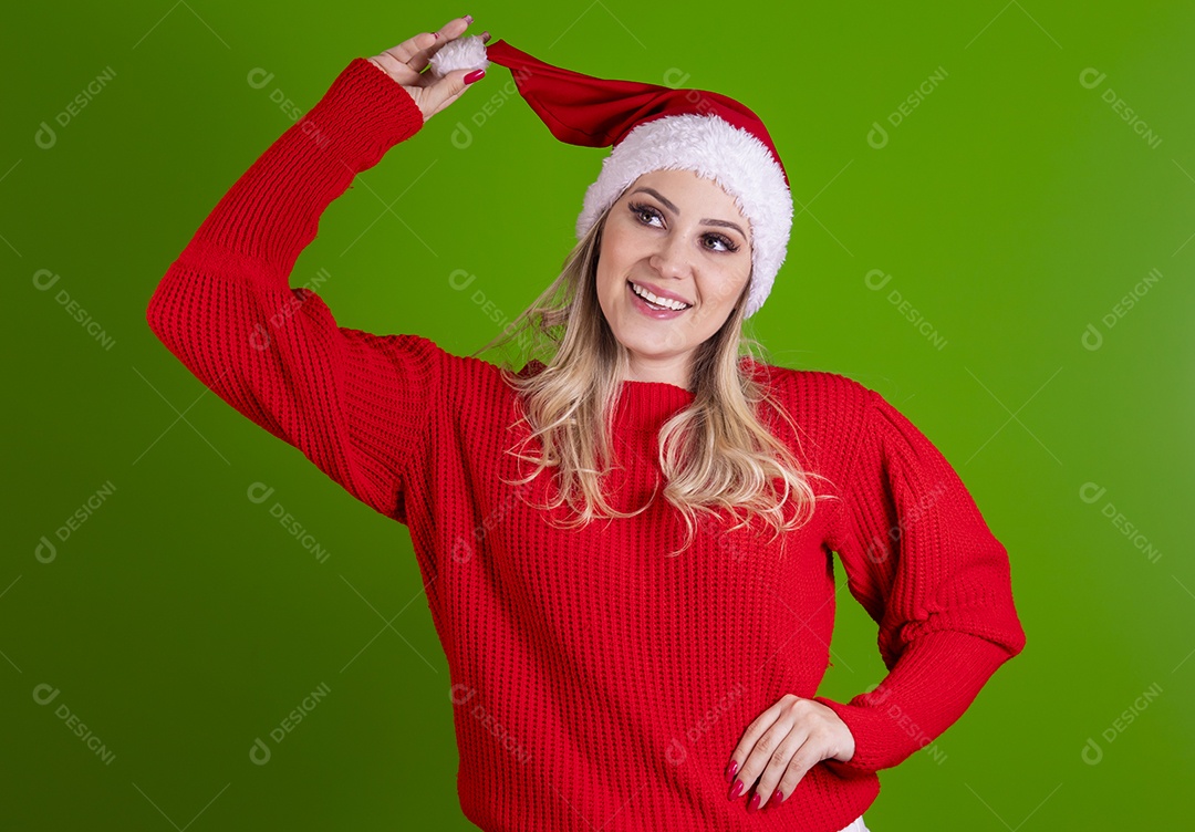 Linda mulher jovem Mamãe Noel usando touca do Papai Noel sobre fundo isolado