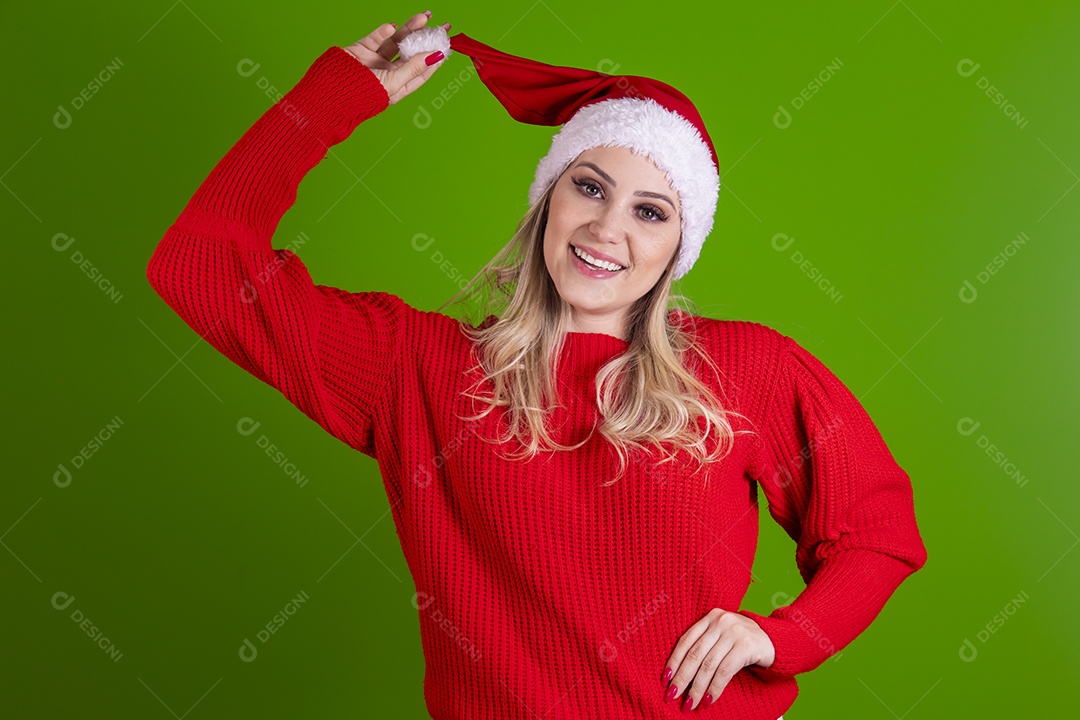 Linda mulher jovem Mamãe Noel usando touca do Papai Noel sobre fundo isolado