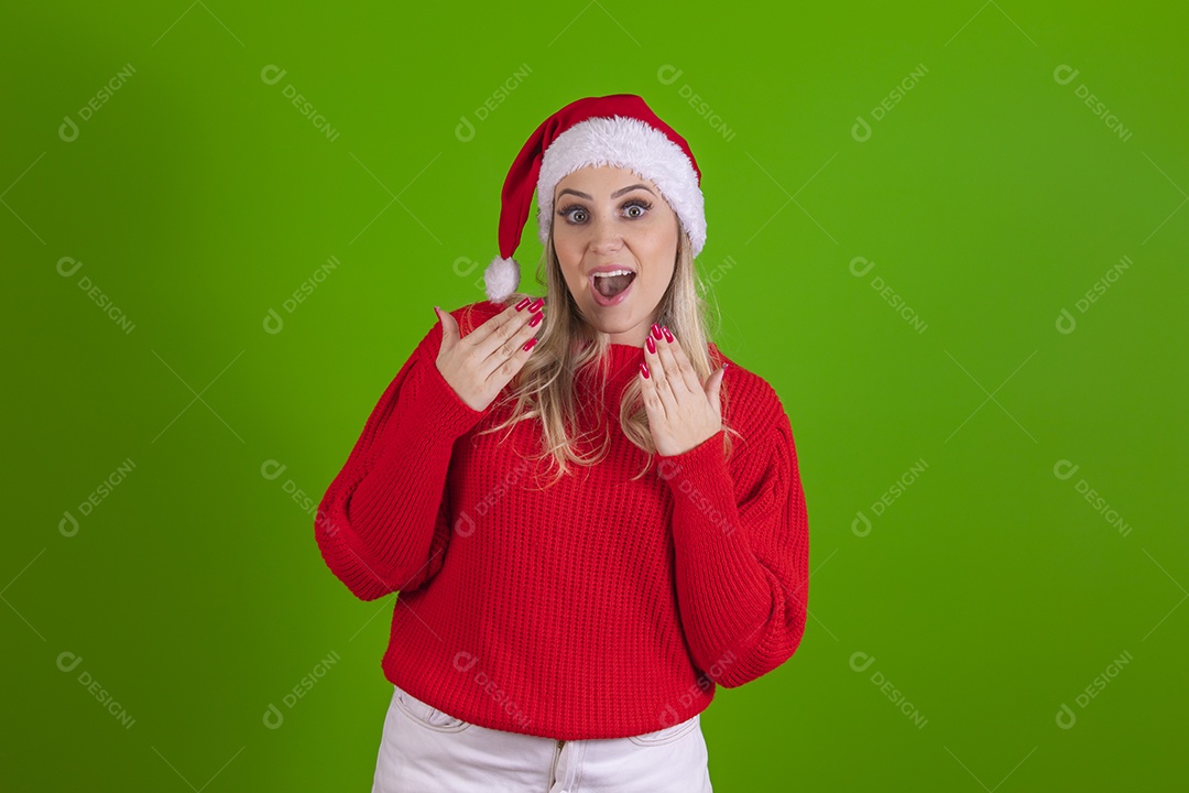 Linda mulher jovem Mamãe Noel usando touca do Papai Noel sobre fundo isolado