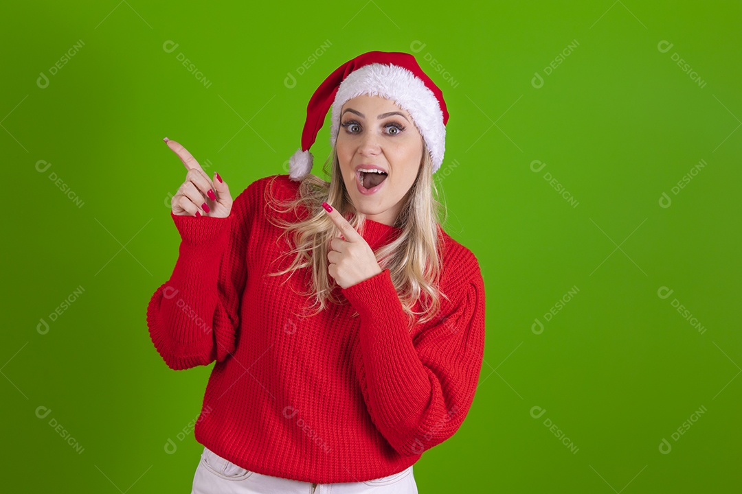 Linda mulher jovem Mamãe Noel usando touca do Papai Noel sobre fundo isolado
