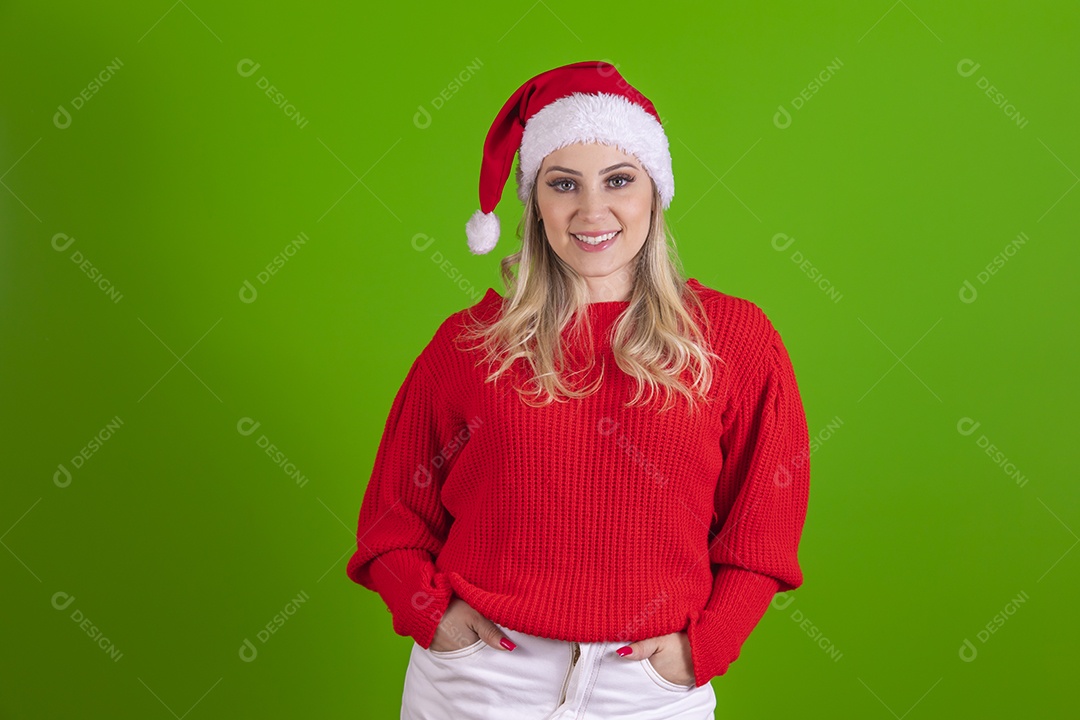 Linda mulher jovem Mamãe Noel usando touca do Papai Noel sobre fundo isolado