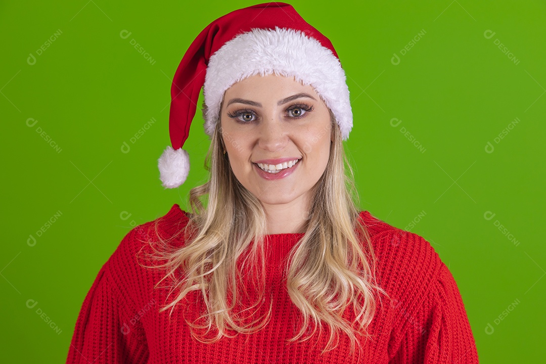 Linda mulher jovem Mamãe Noel usando touca do Papai Noel sobre fundo isolado