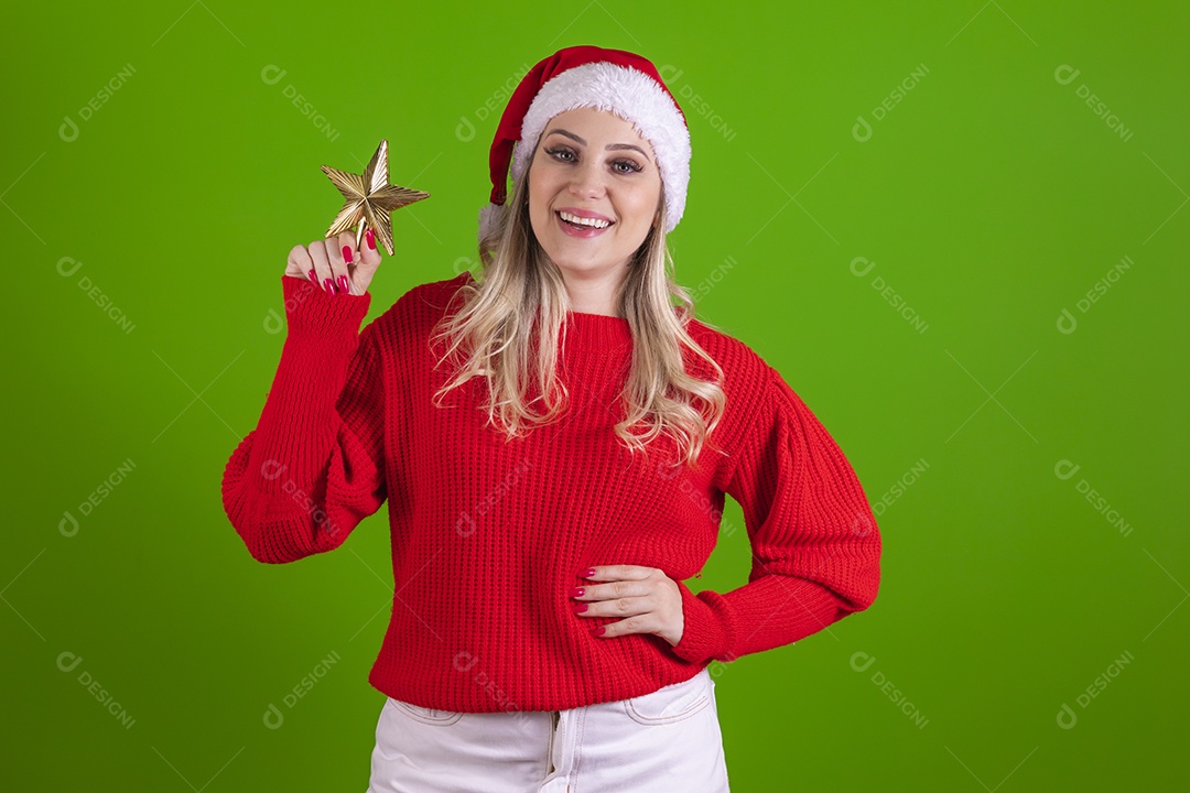 Linda mulher jovem Mamãe Noel usando touca do Papai Noel sobre fundo isolado