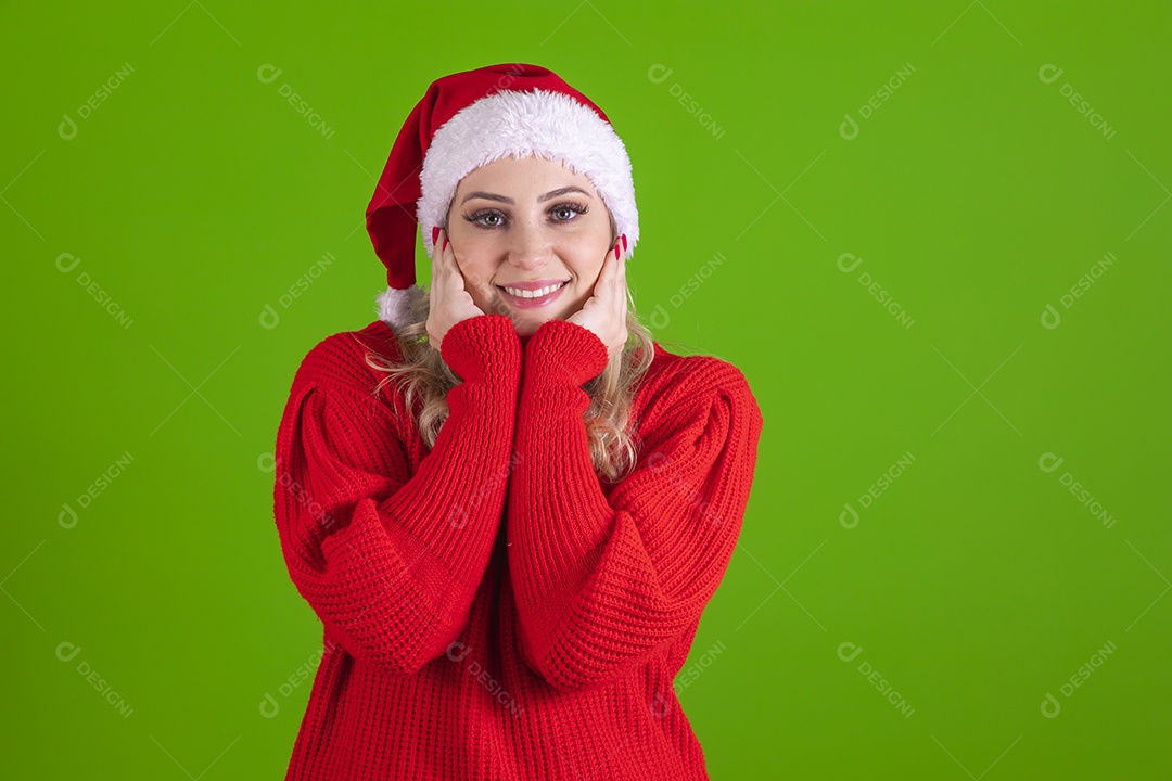 Linda mulher jovem Mamãe Noel usando touca do Papai Noel sobre fundo isolado
