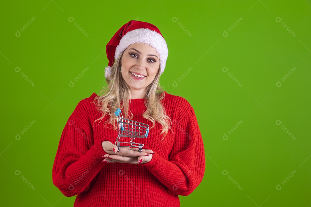Linda mulher jovem Mamãe Noel usando touca do Papai Noel sobre fundo isolado