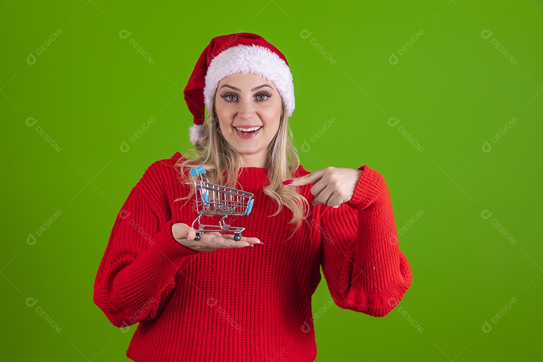 Linda mulher jovem Mamãe Noel usando touca do Papai Noel sobre fundo isolado