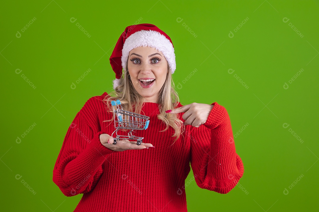 Linda mulher jovem Mamãe Noel usando touca do Papai Noel sobre fundo isolado