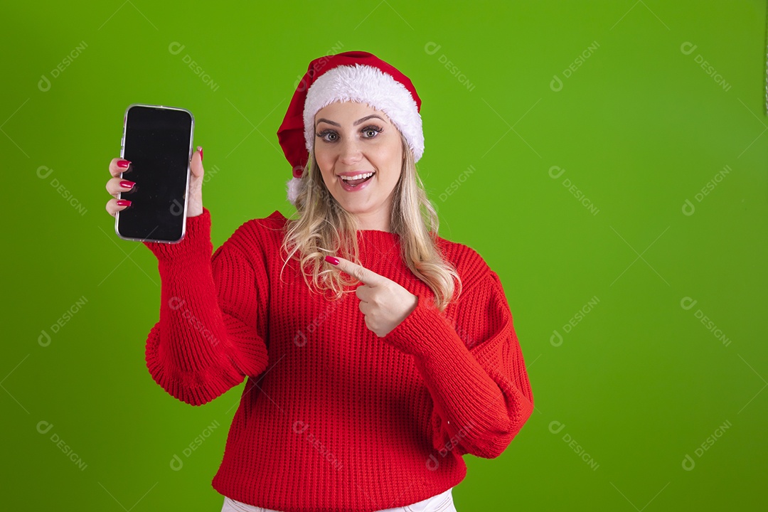 Linda mulher jovem Mamãe Noel usando touca do Papai Noel sobre fundo isolado