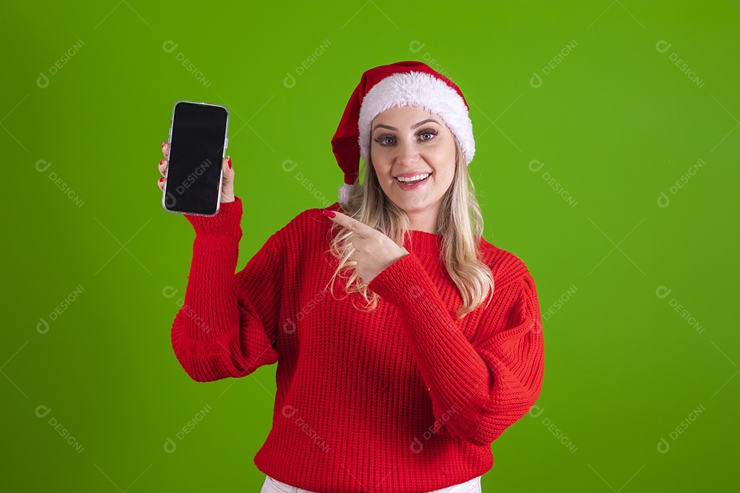 Linda mulher jovem Mamãe Noel usando touca do Papai Noel sobre fundo isolado