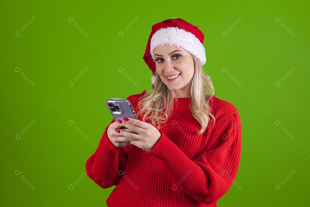 Linda mulher jovem loira bonita usando touca Papai Noel sobre fundo isolado