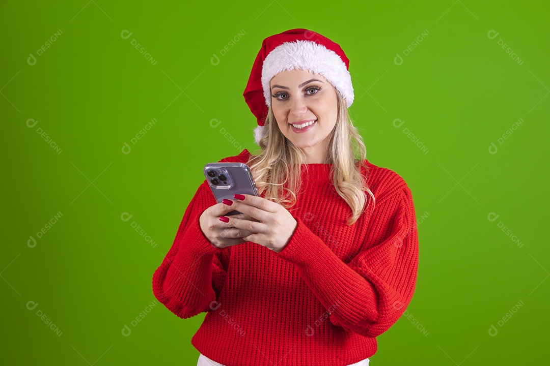 Linda mulher jovem loira usando touca sobre fundo isolado Papai Noel