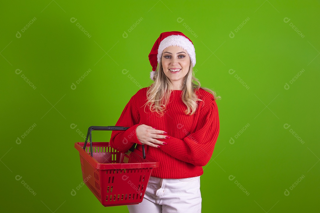 Linda mulher jovem segurando sexta de mercado Mamãe Noel do Papai Noel