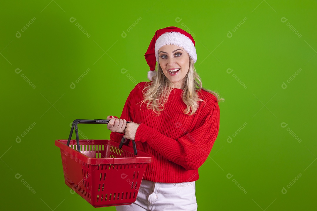 Linda mulher jovem segurando sexta de mercado Mamãe Noel do Papai Noel