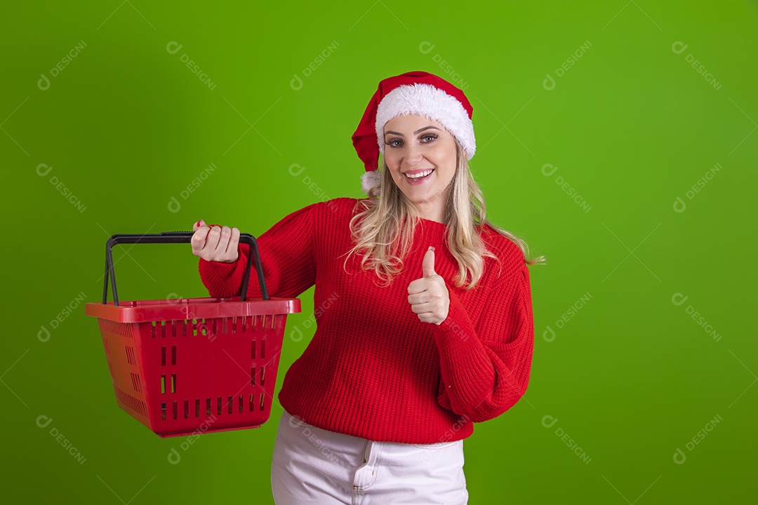 Linda mulher jovem segurando sexta de mercado Mamãe Noel do Papai Noel