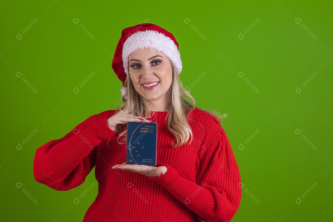 Linda mulher jovem segurando passaporte Mamãe Noel do Papai Noel