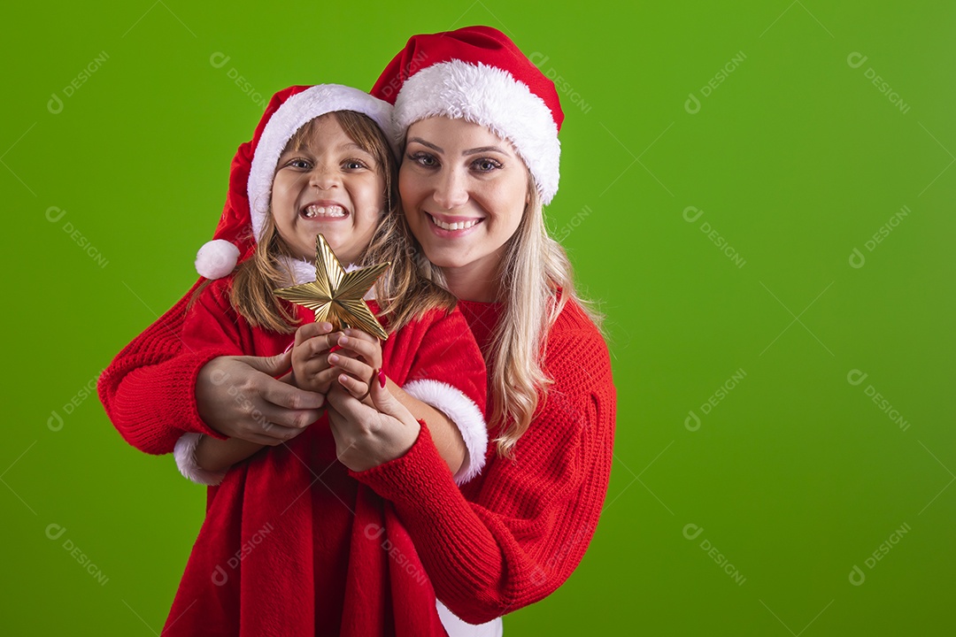 Mãe e sua filha celebrando Natal sobre fundo isolado