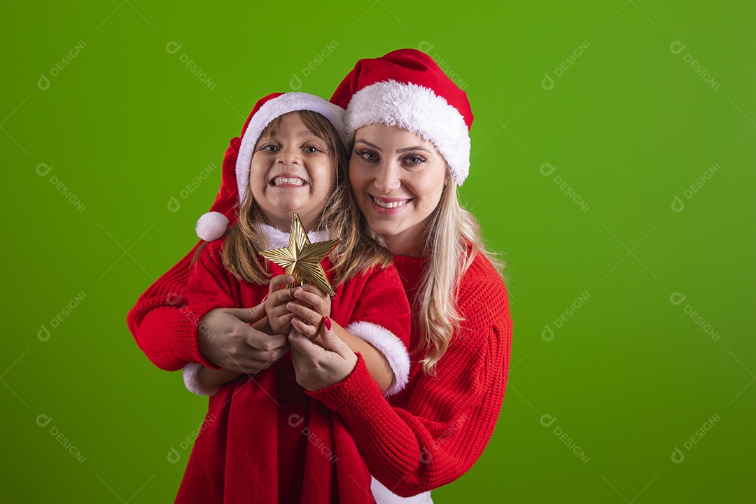 Mãe e sua filha celebrando Natal sobre fundo isolado