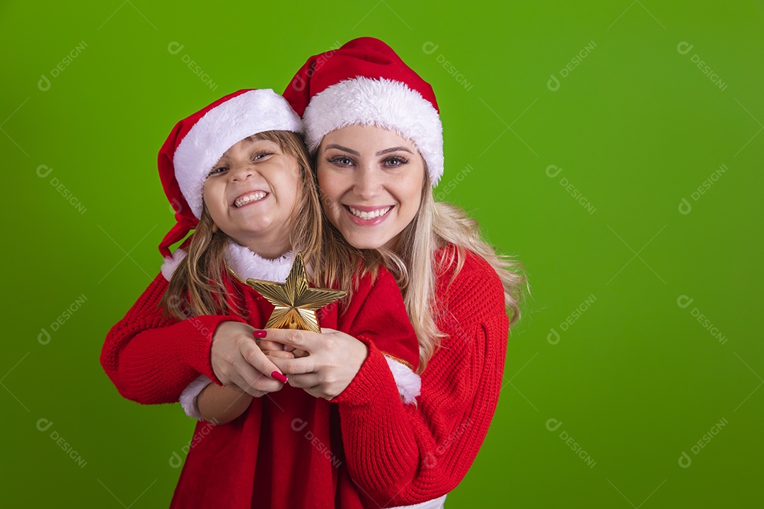 Mãe e sua filha celebrando Natal sobre fundo isolado