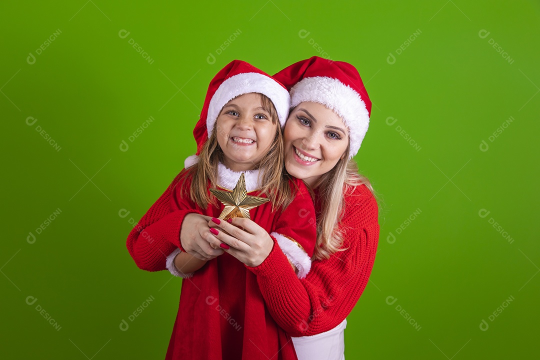 Mãe e sua filha celebrando Natal sobre fundo isolado