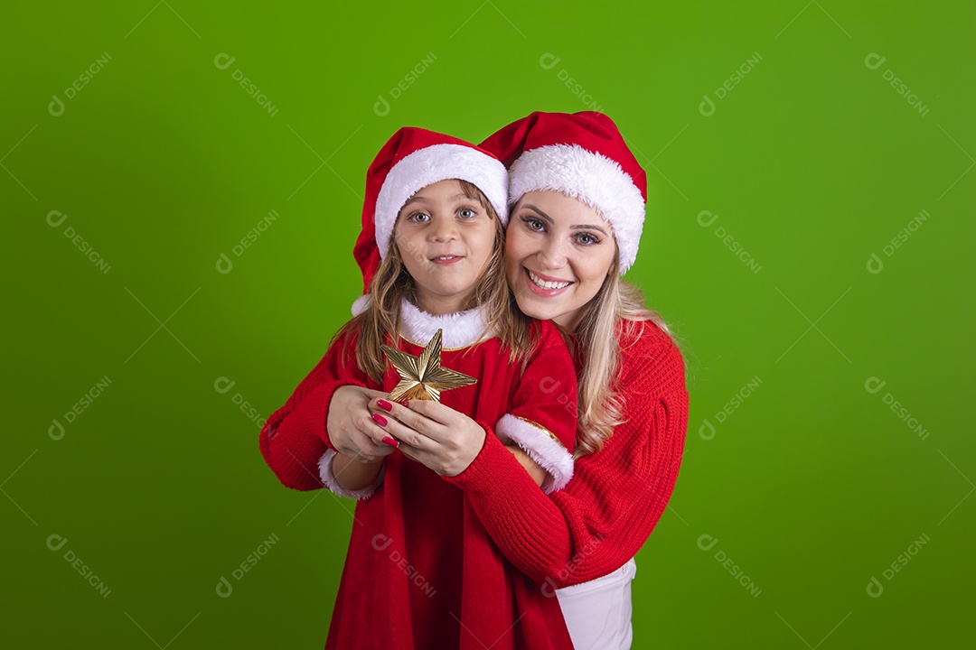 Mãe e sua filha celebrando Natal sobre fundo isolado