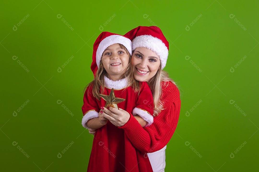 Mãe e sua filha celebrando Natal sobre fundo isolado