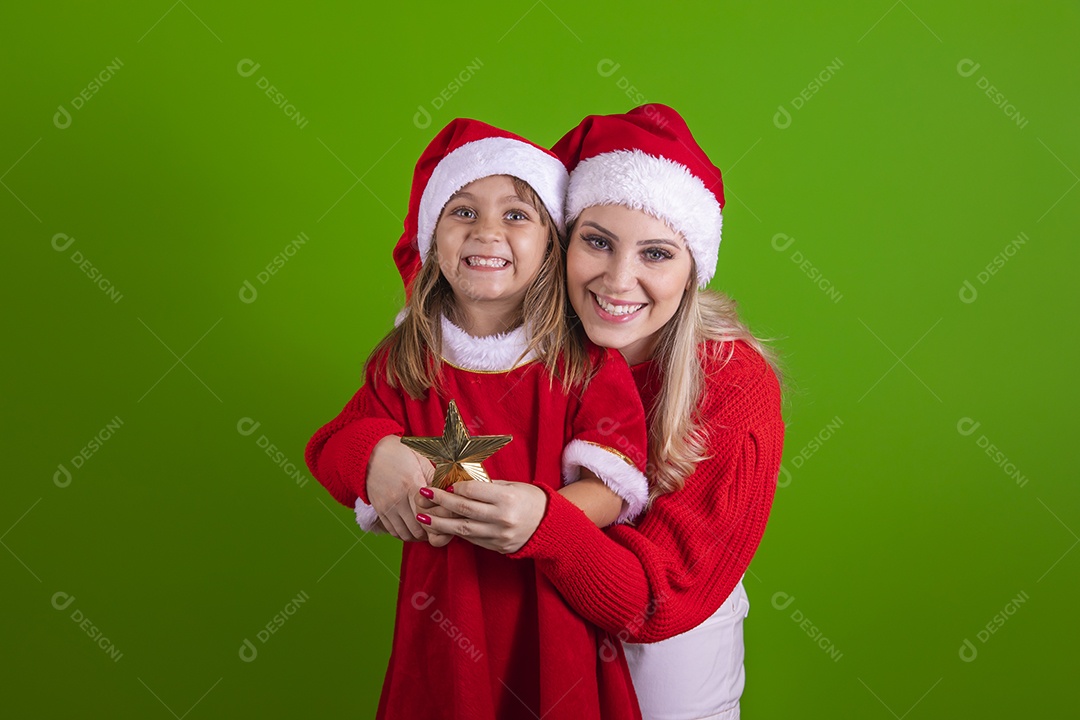 Mãe e sua filha celebrando Natal sobre fundo isolado