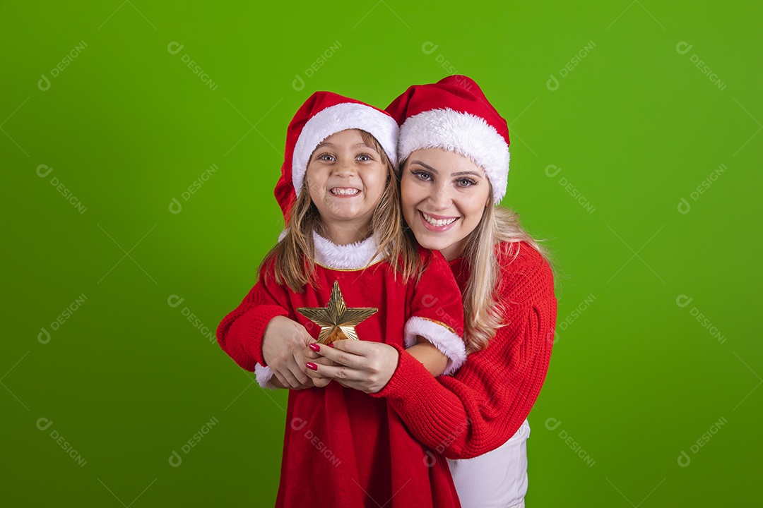 Mãe e sua filha celebrando Natal sobre fundo isolado