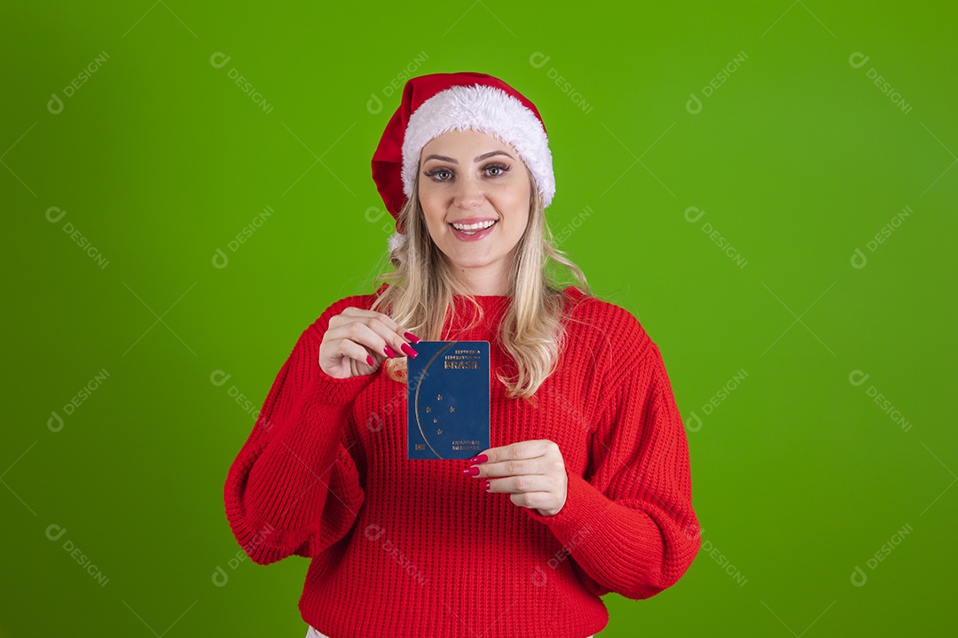 Linda mulher jovem segurando passaporte Mamãe Noel do Papai Noel
