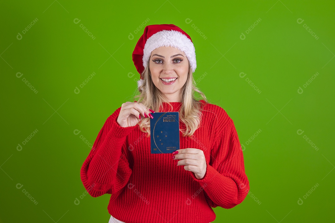 Linda mulher jovem segurando passaporte Mamãe Noel do Papai Noel