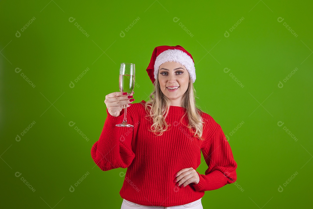 Linda mulher jovem bebendo bebida alcoólica sobre taça Mamãe Noel do Papai Noel