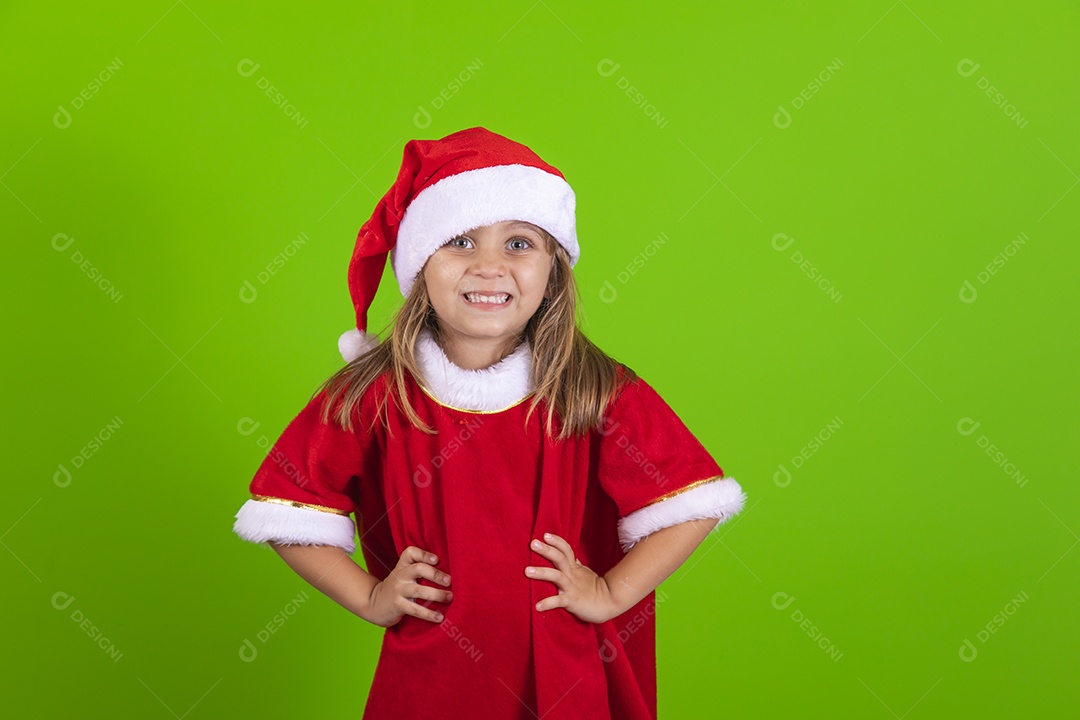 Linda garotinha criança usando roupas de Papai Noel sobre fundo isolado