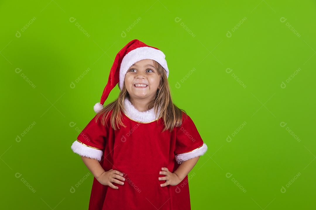 Linda garotinha criança usando roupas de Papai Noel sobre fundo isolado